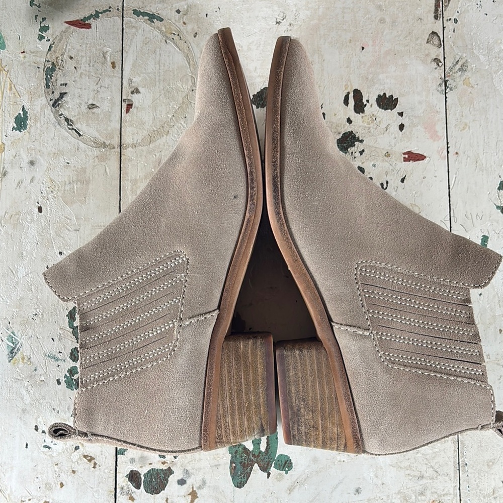 Dolce Vita > Women's Tan Ankle Boots 8 - Picture 4 of 11